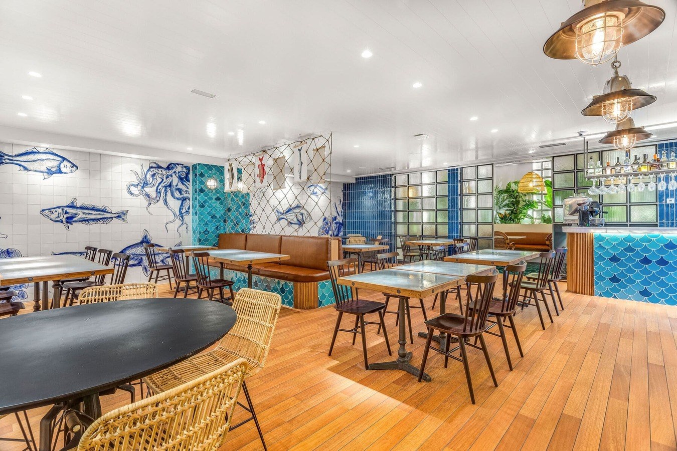 Reforma de restaurante en el Penedès con azulejos marineros y escamas azules