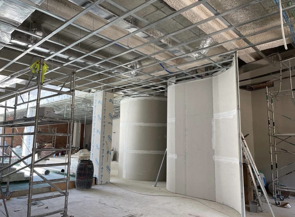 Instalación de falso techo de pladur con estructura metálica en Vilafranca del Penedès — precio por metro cuadrado