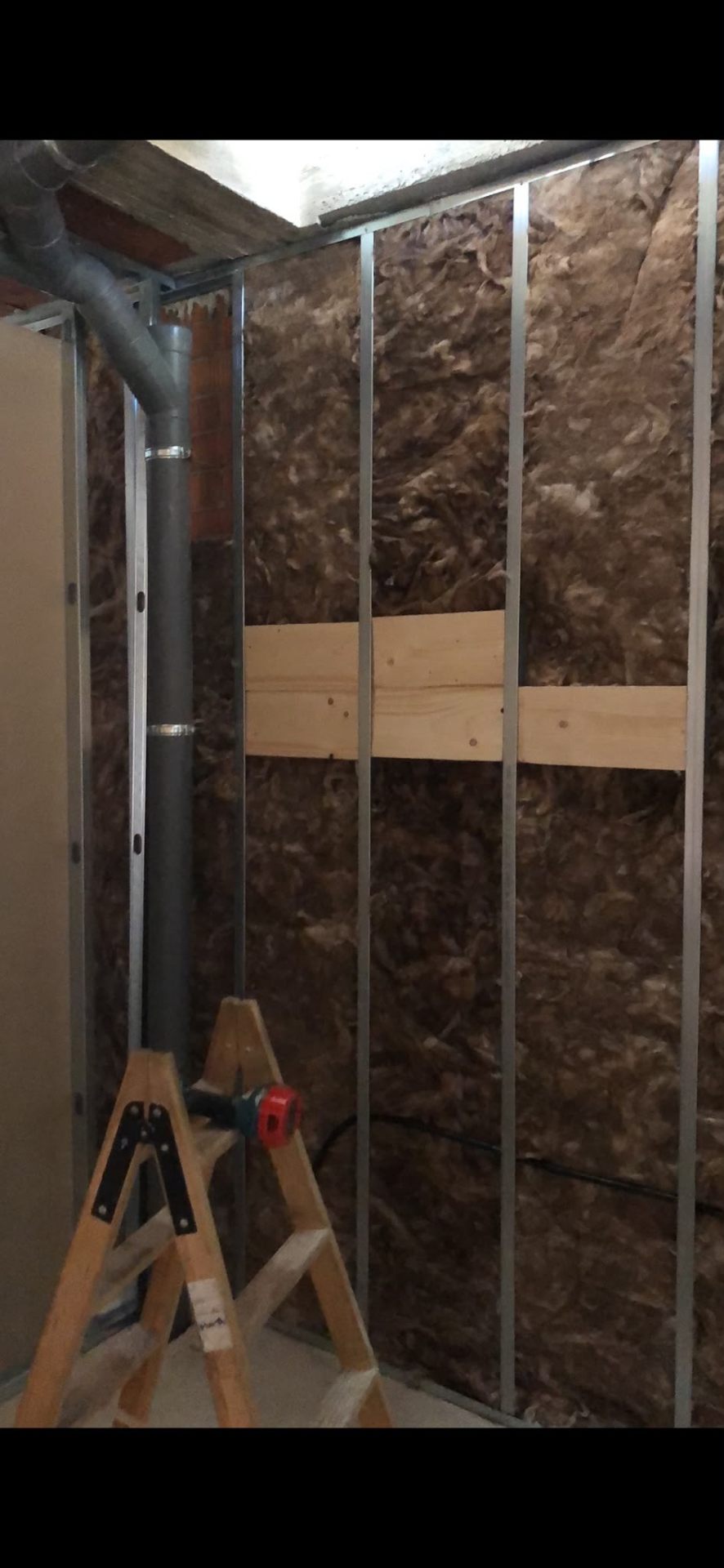 Trasdossat de pladur amb aïllament acústic de llana mineral