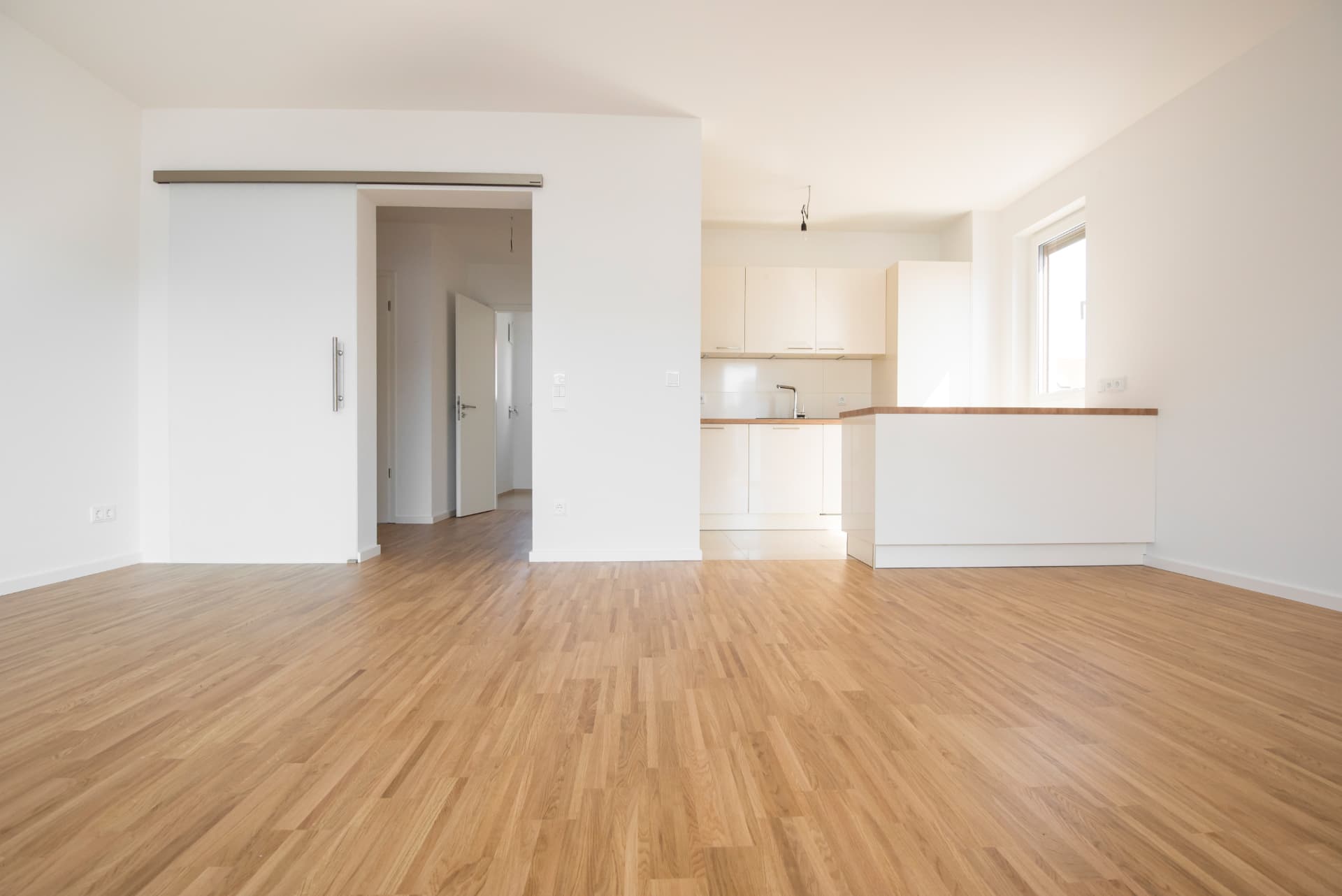 PISO REFORMADO CON  PARQUET VINÍLICO Y RODAPIÉS INTEGRADOS
