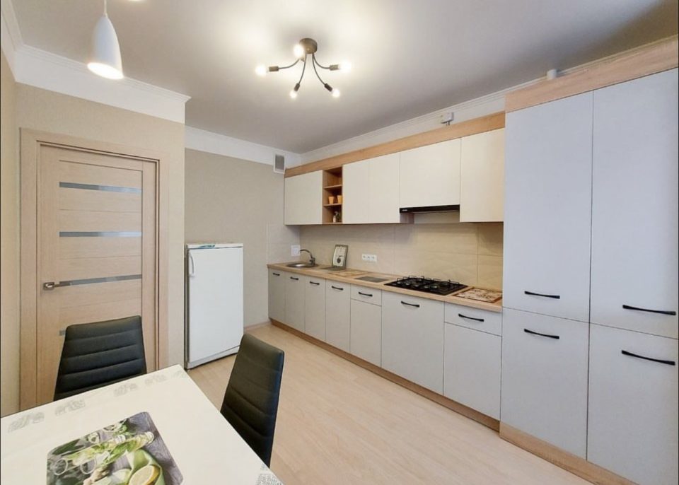 Reforma de cocina moderna en Vilafranca del Penedès con muebles claros y encimera de madera — cuánto cuesta reformar una cocina