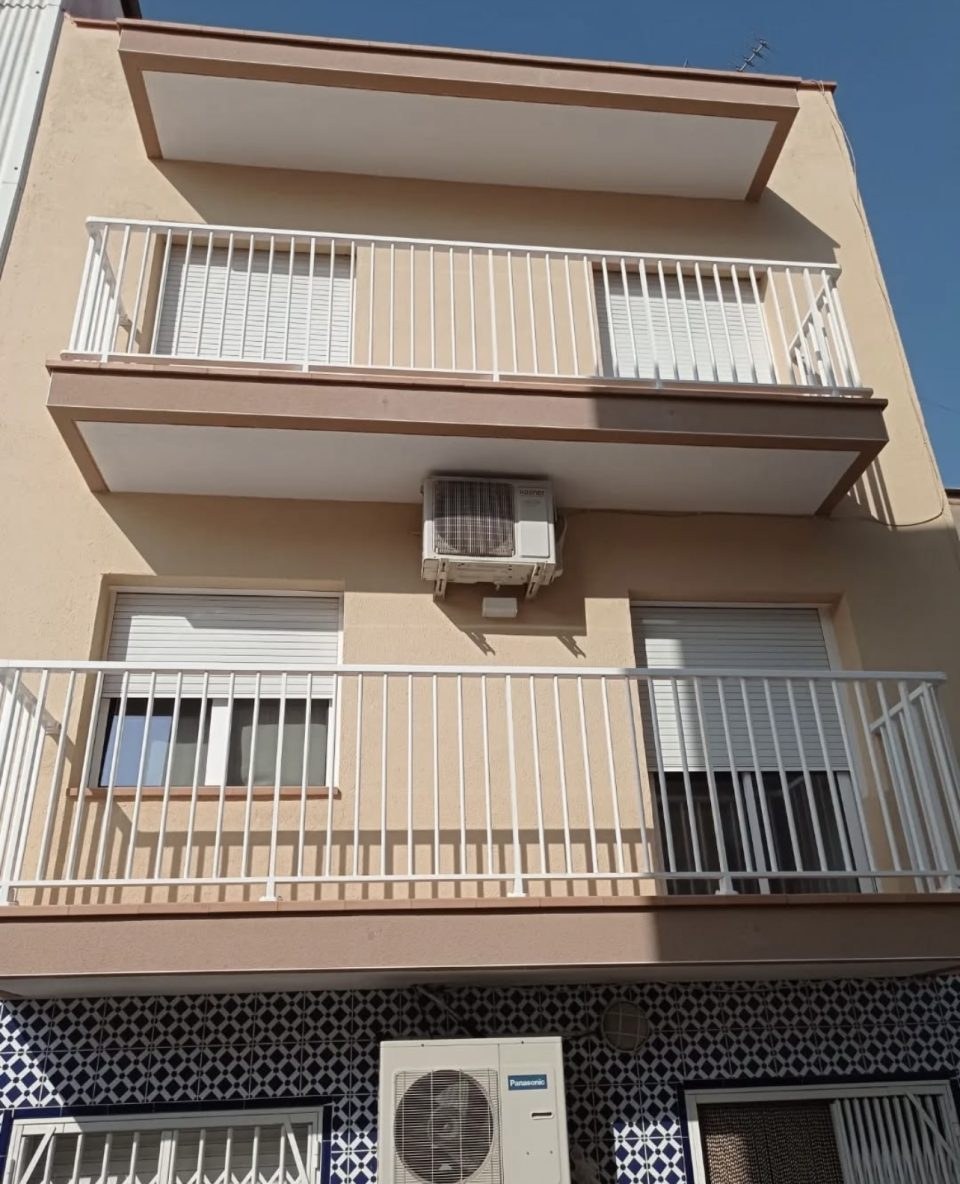 Fachada de local comercial pintada en Vilafranca del Penedès