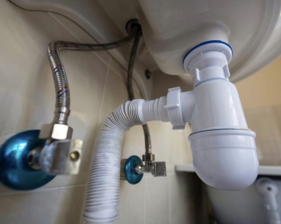 Reformas Vilafranca - sifó i escomeses d'aigua sota lavabo