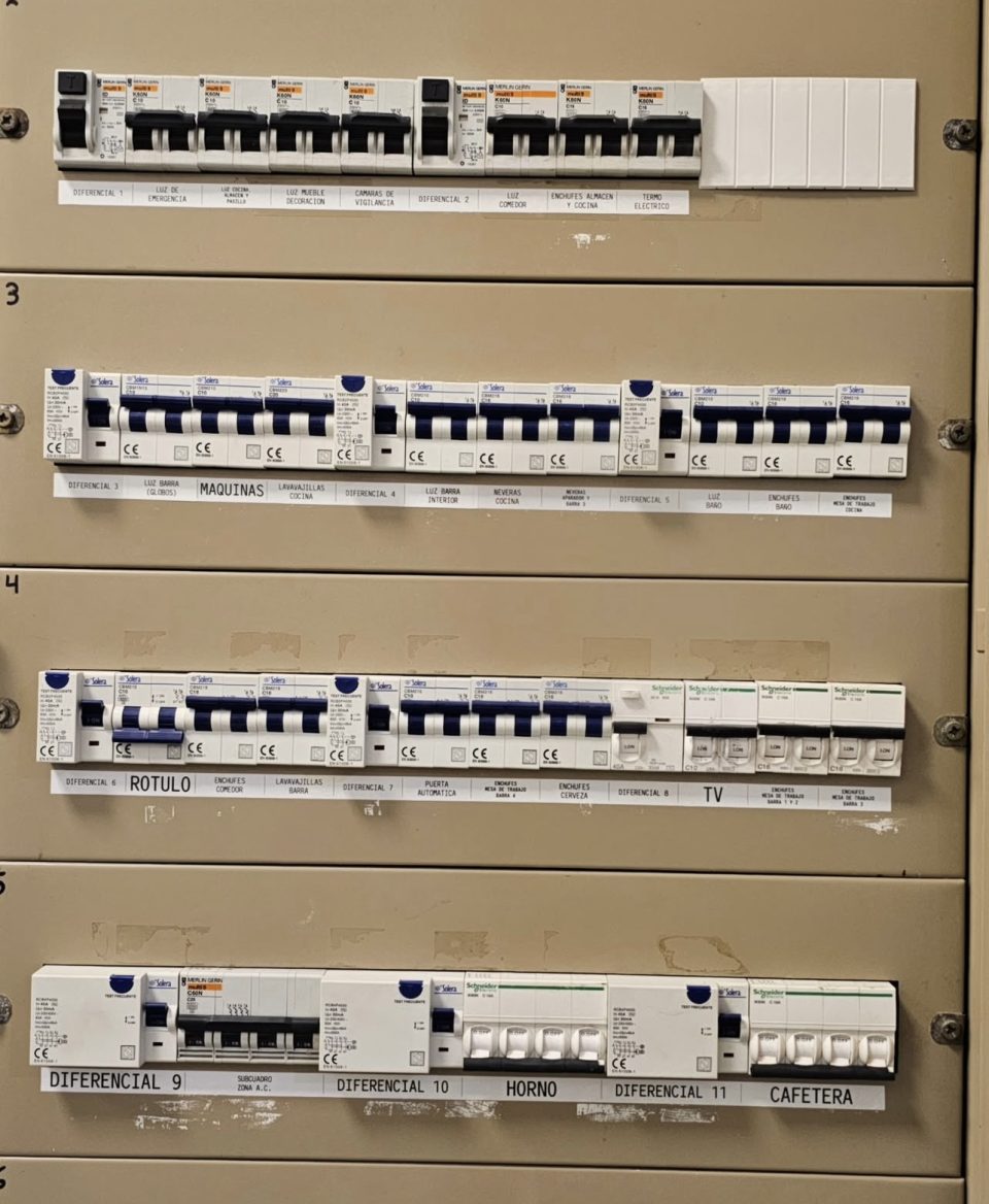 Cuadro eléctrico comercial rotulado para restaurante en Vilafranca