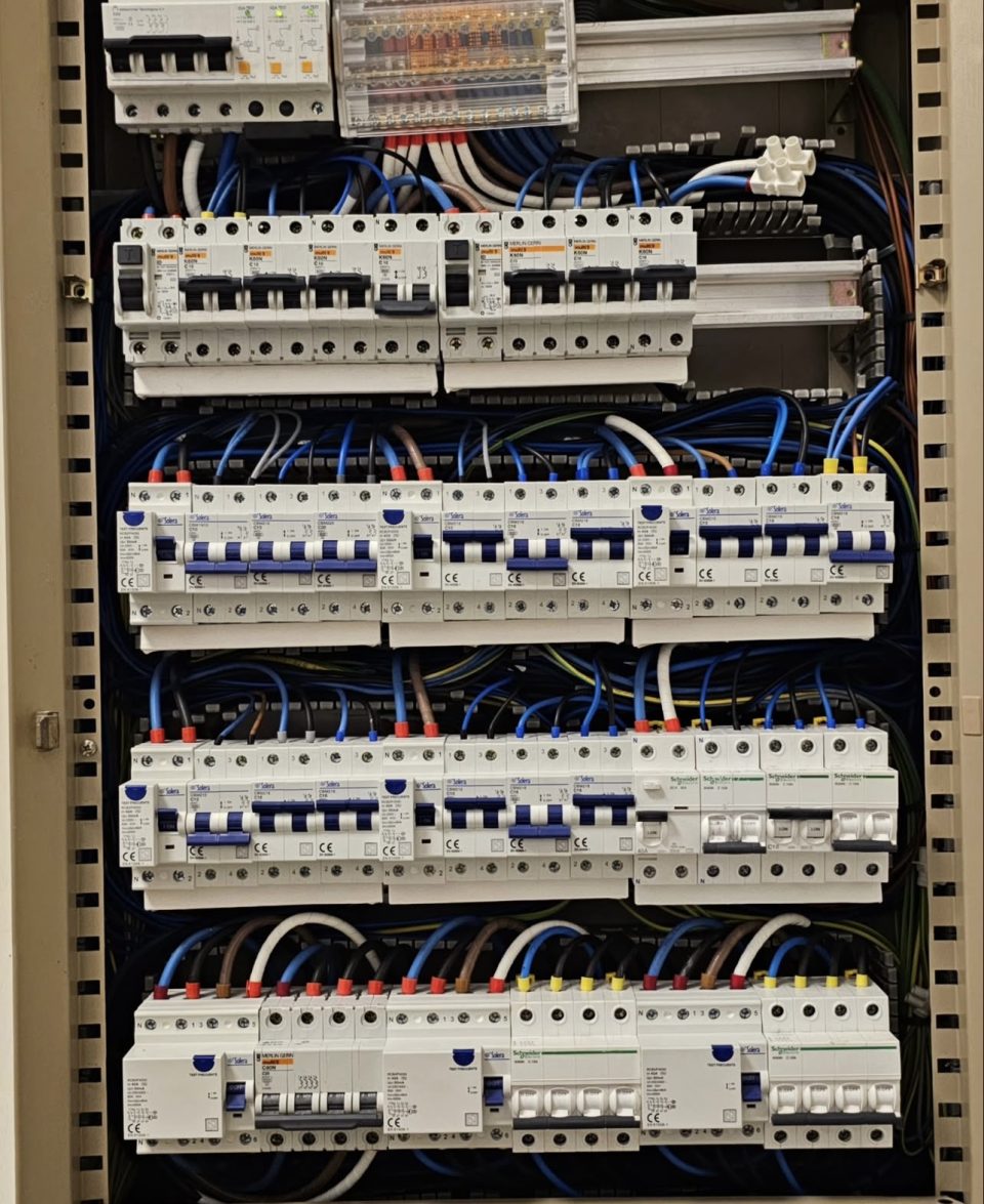 Reformas Vilafranca - cuadro eléctrico grande de obra con diferenciales Solera y Schneider