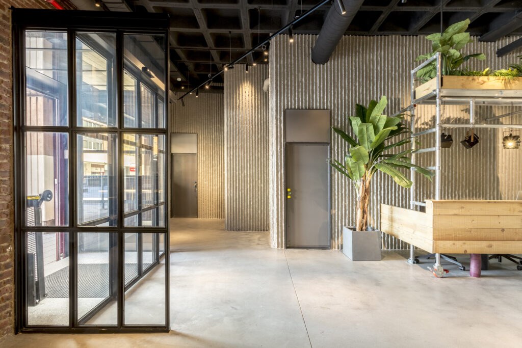 Reforma de entrada de local comercial en Vilafranca del Penedès con cerramiento de cristal y hierro