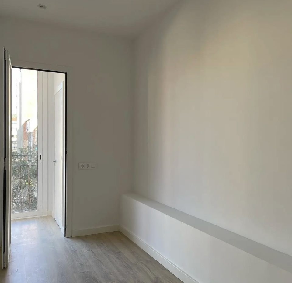 Reformas Vilafranca - habitació petita pintada blanca amb balcó
