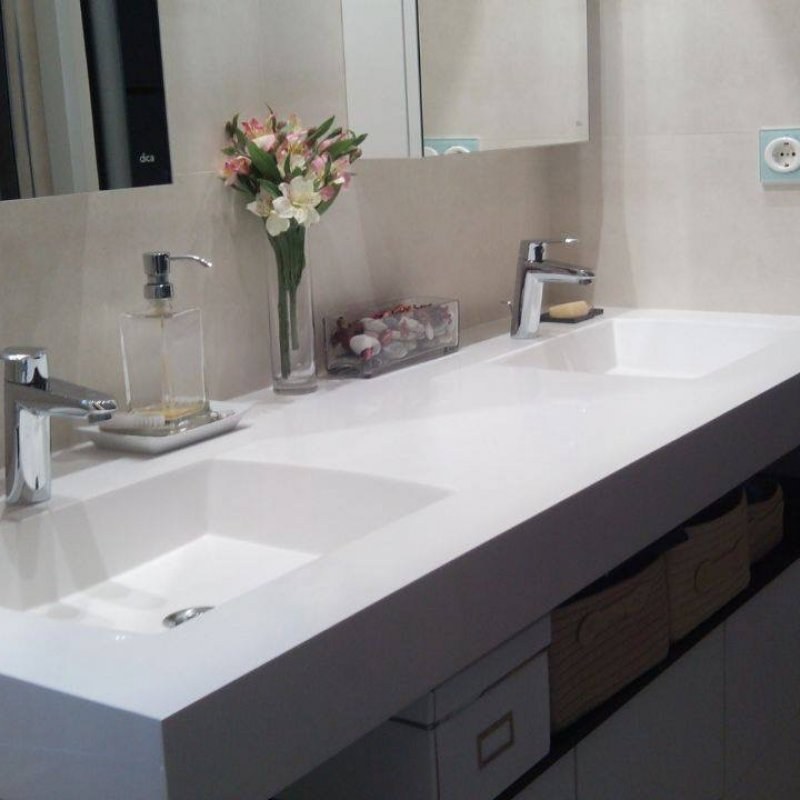 Reformas Vilafranca - bany amb doble lavabo integrat en corian blanc