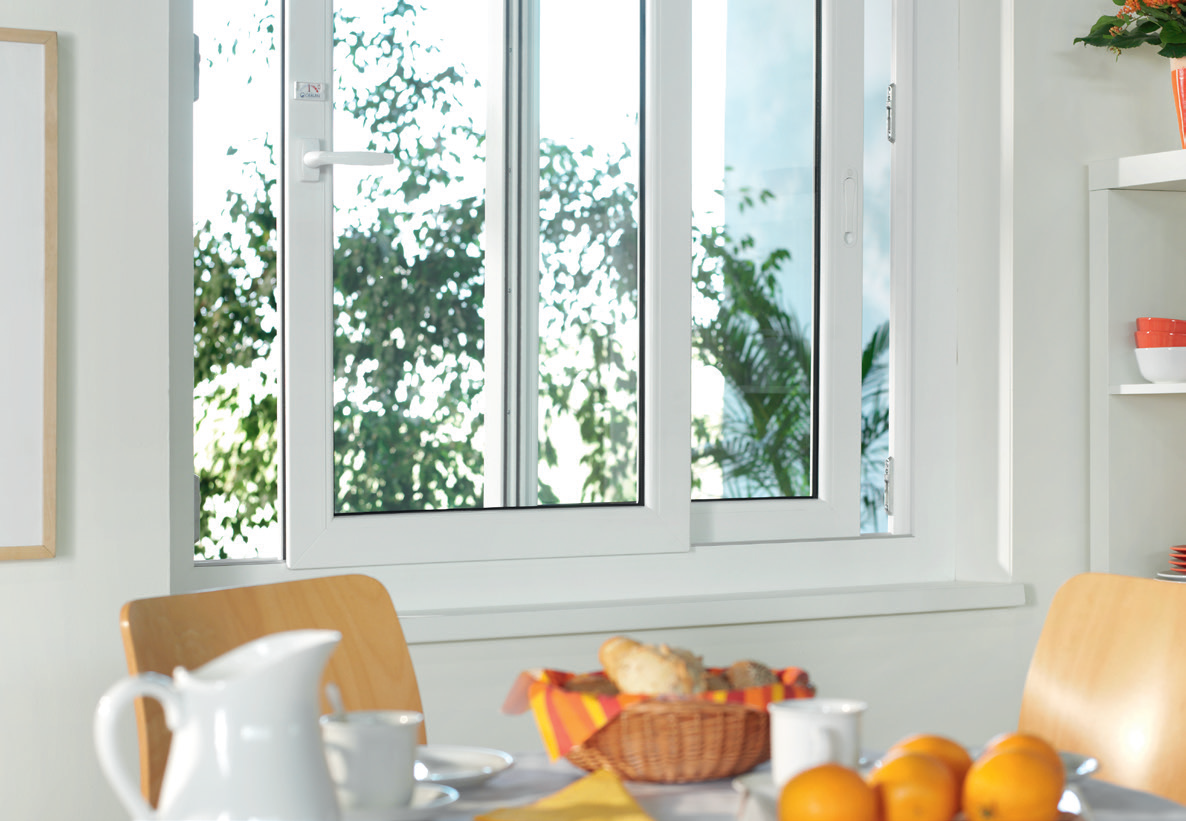 Ventanas de PVC blancas con doble vidrio climalit instaladas en Vilafranca del Penedès