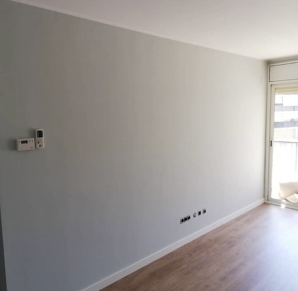 Reformas Vilafranca - saló pintat gris clar amb sortida a balcó