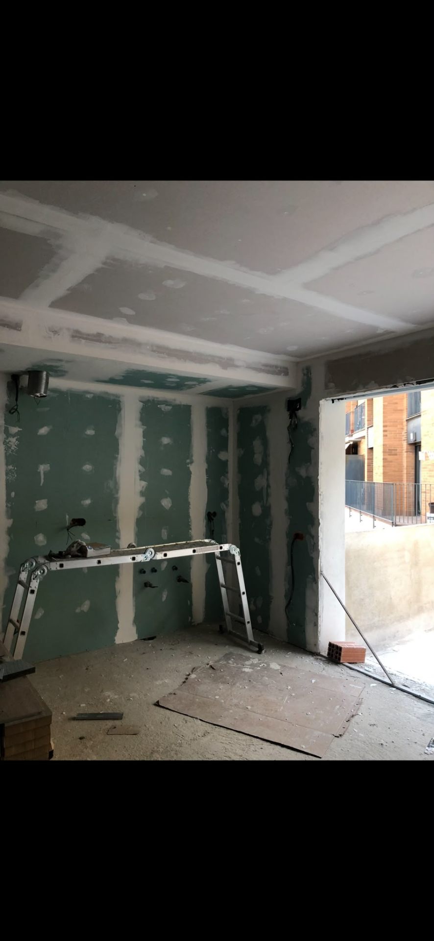 Fals sostre de pladur acabat i massillat, llest per pintar
