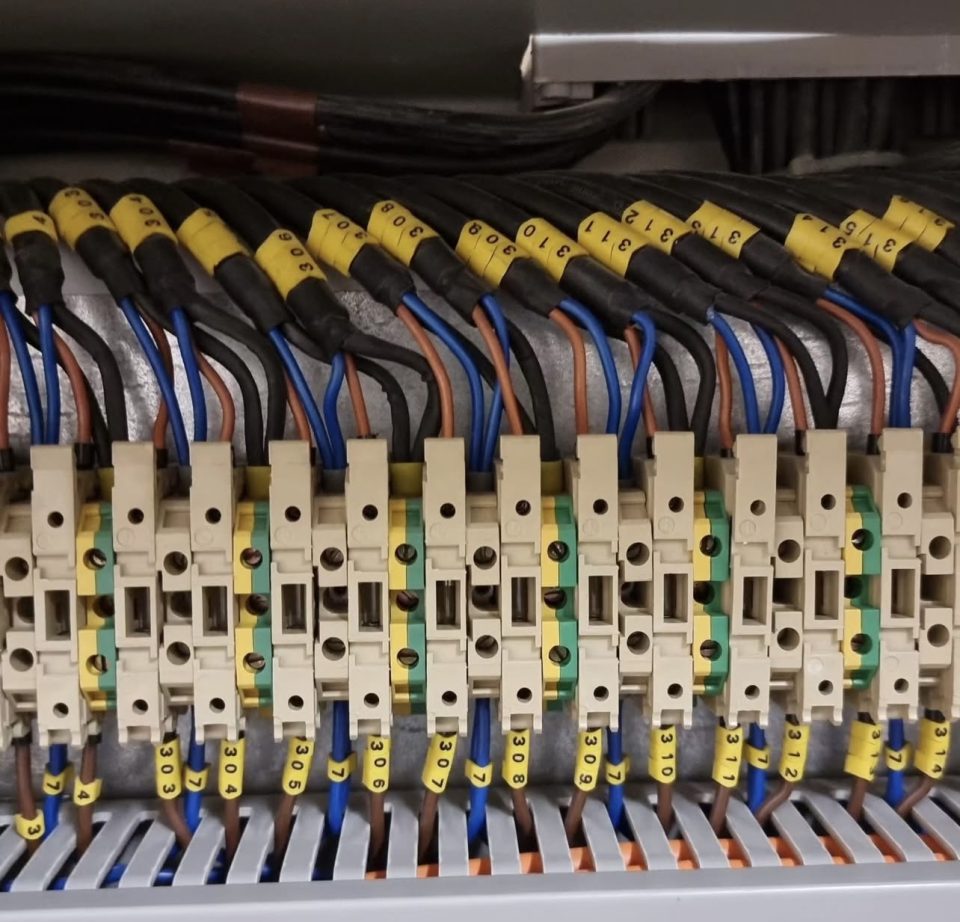 Reformas Vilafranca - regletas de conexión numeradas en cuadro industrial