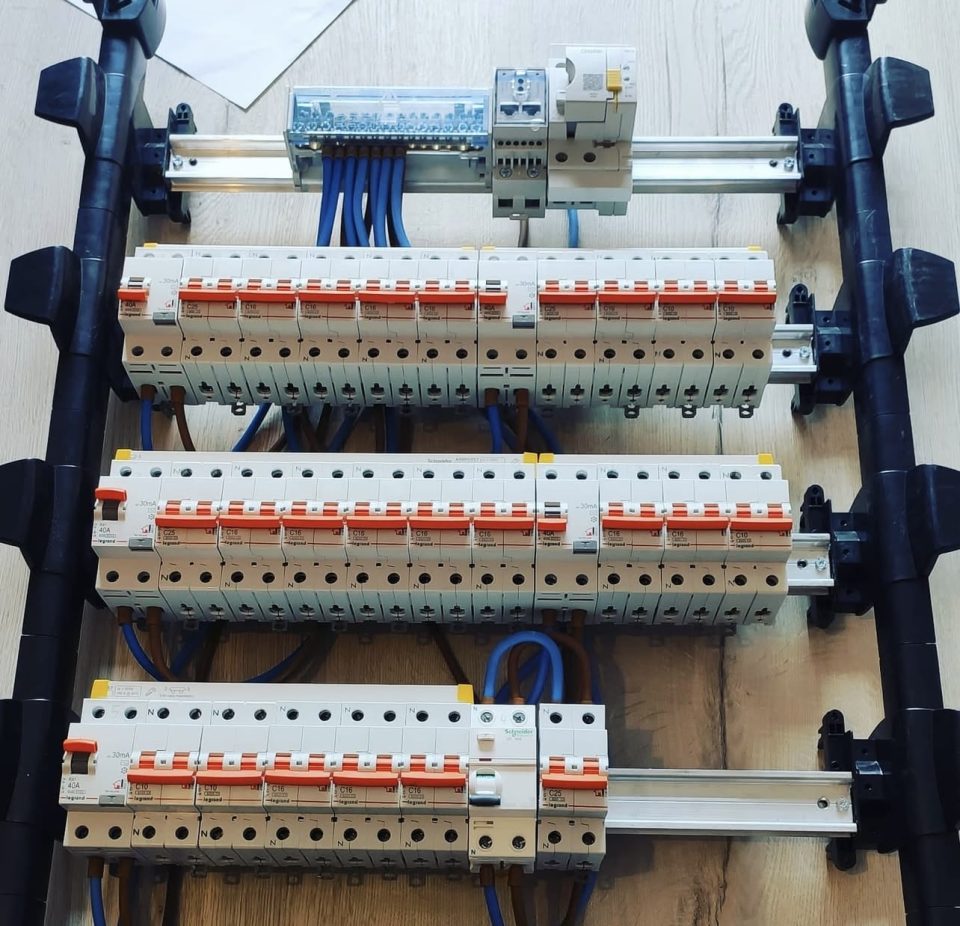 Montaje de cuadro eléctrico Legrand para local comercial
