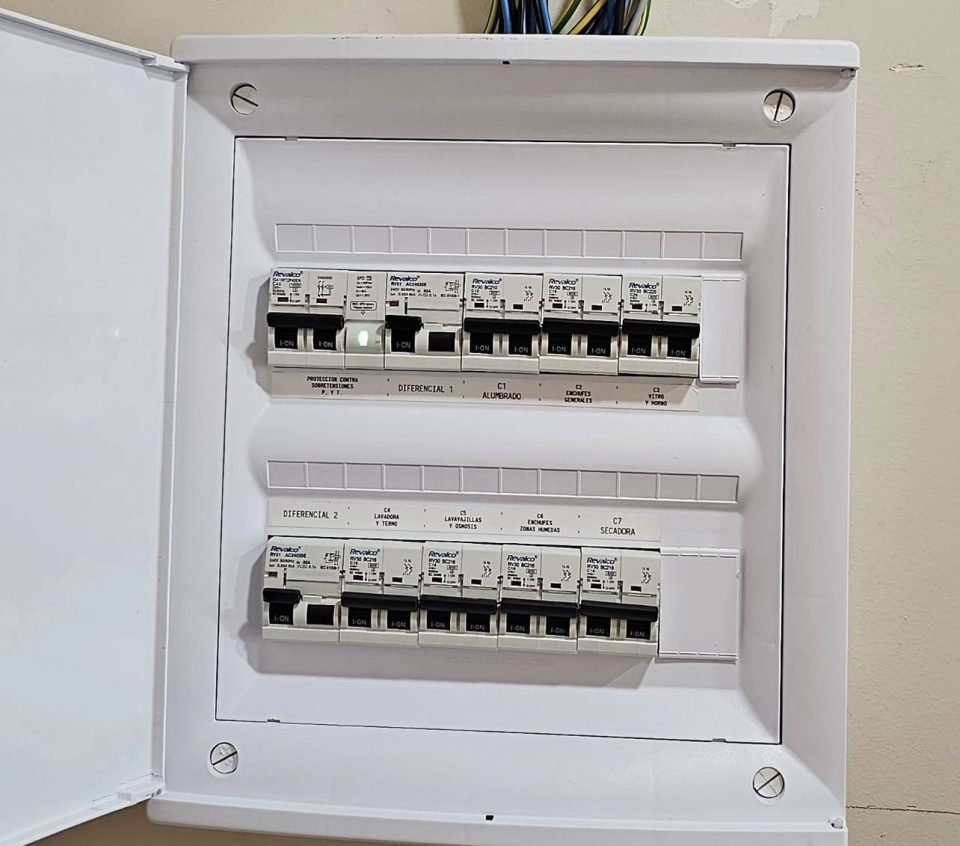 Reformas Vilafranca - cuadro eléctrico Revalco con protección contra sobretensiones
