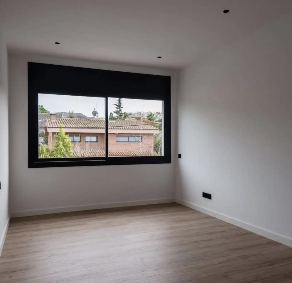 Reformas Vilafranca - habitació pintada blanca amb finestra negra