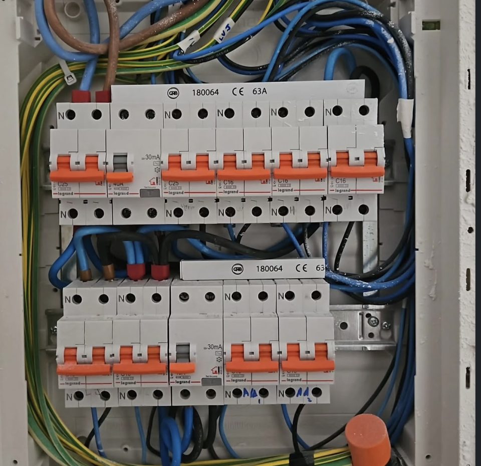 Reformas Vilafranca - cuadro eléctrico Legrand con diferenciales instalado