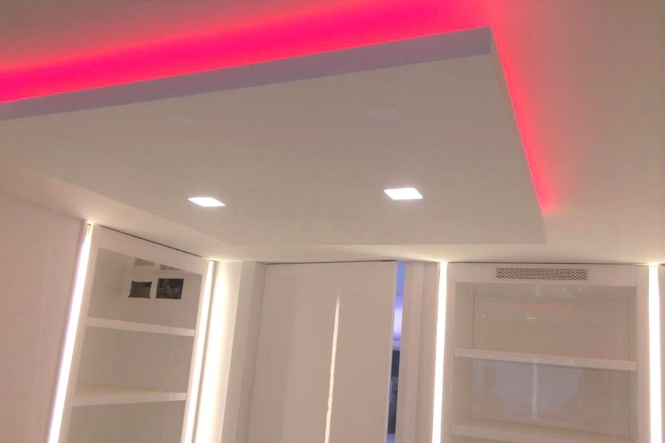 Reformas Vilafranca - fals sostre de pladur amb LED RGB i tira LED perimetral